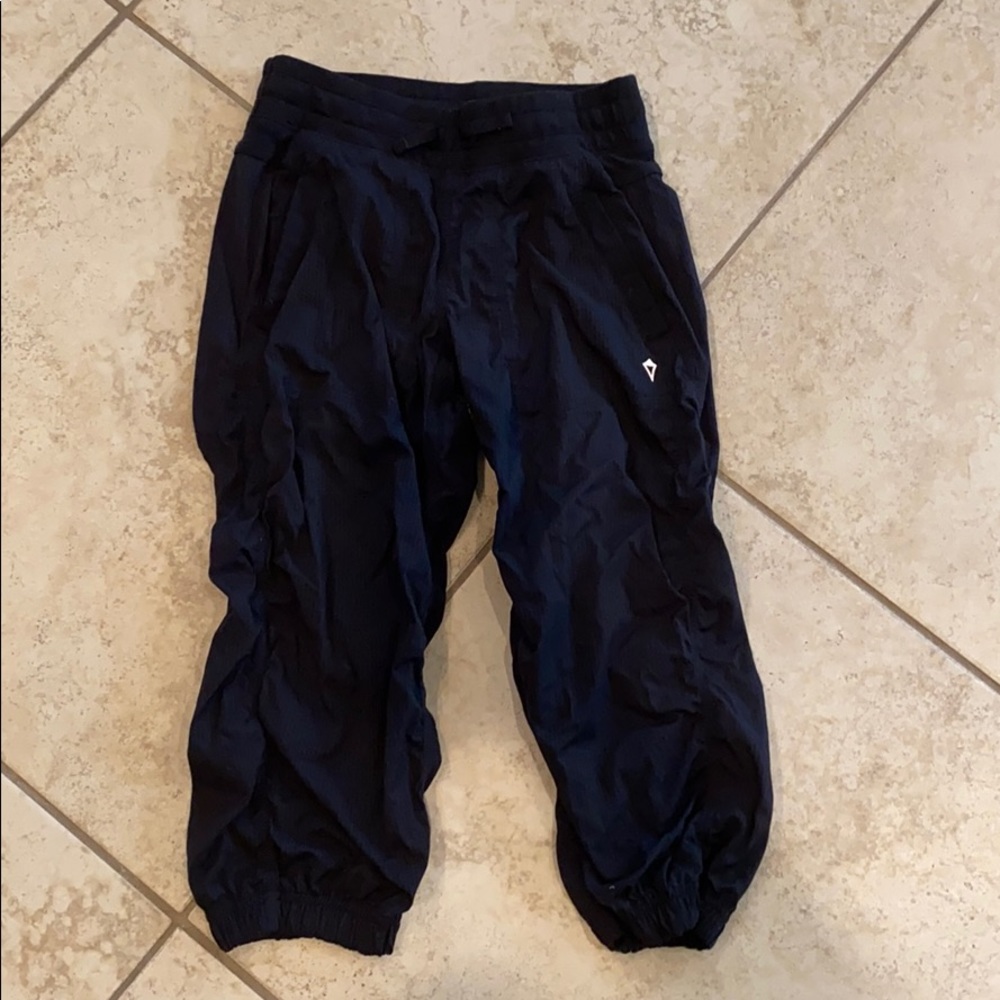 NWOT Ivivva Cropped Black pants. Size 10.